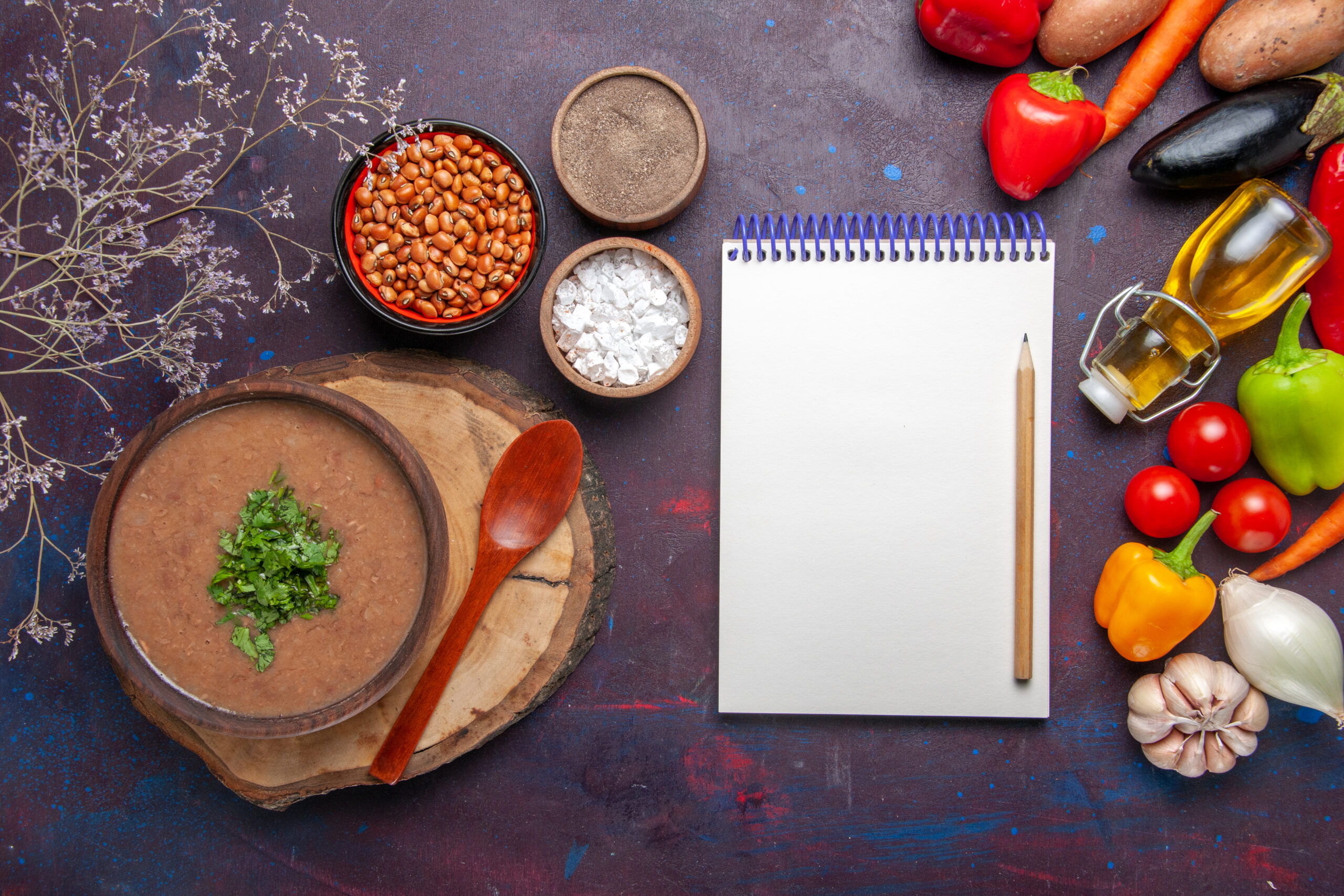 vue-de-dessus-soupe-aux-haricots-delicieuse-soupe-cuite-avec-des-legumes-frais-sur-la-surface-sombre-soupe-aux-haricots-couleur-repas-epice